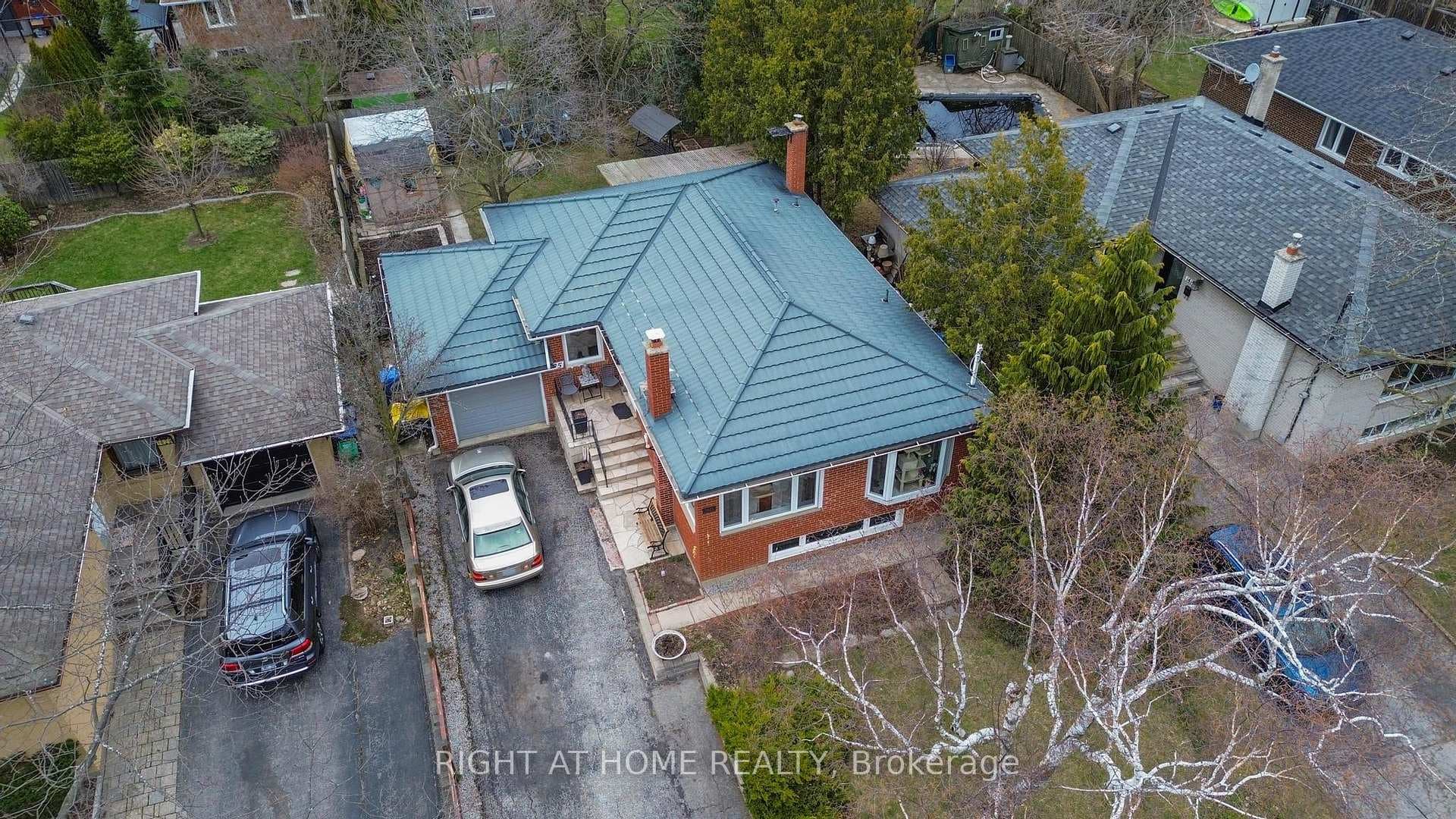 1425 Chalice Crescent photo 40