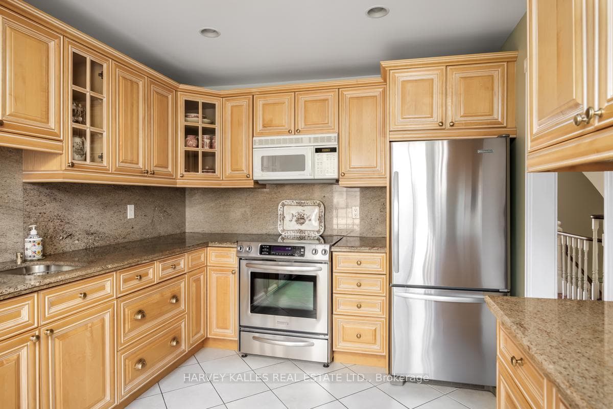 1374 Avenue Road photo 4