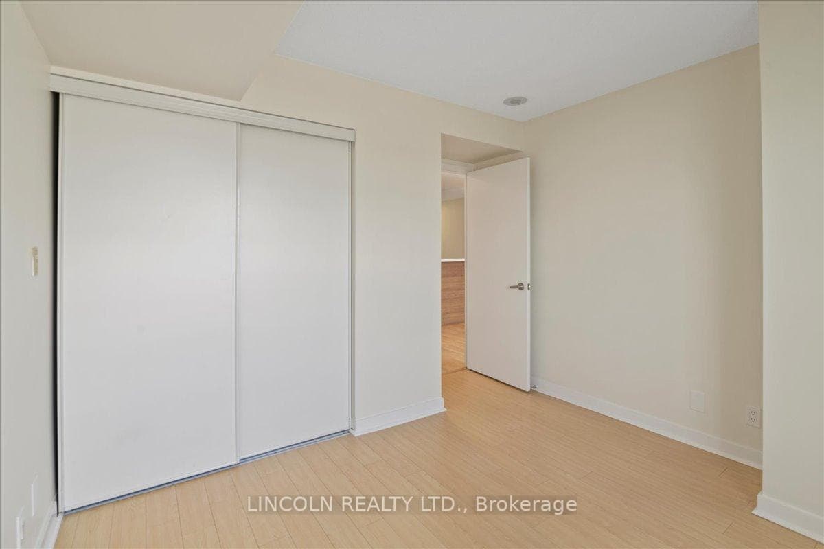 36 Lee Centre Drive Unit 815 photo 23
