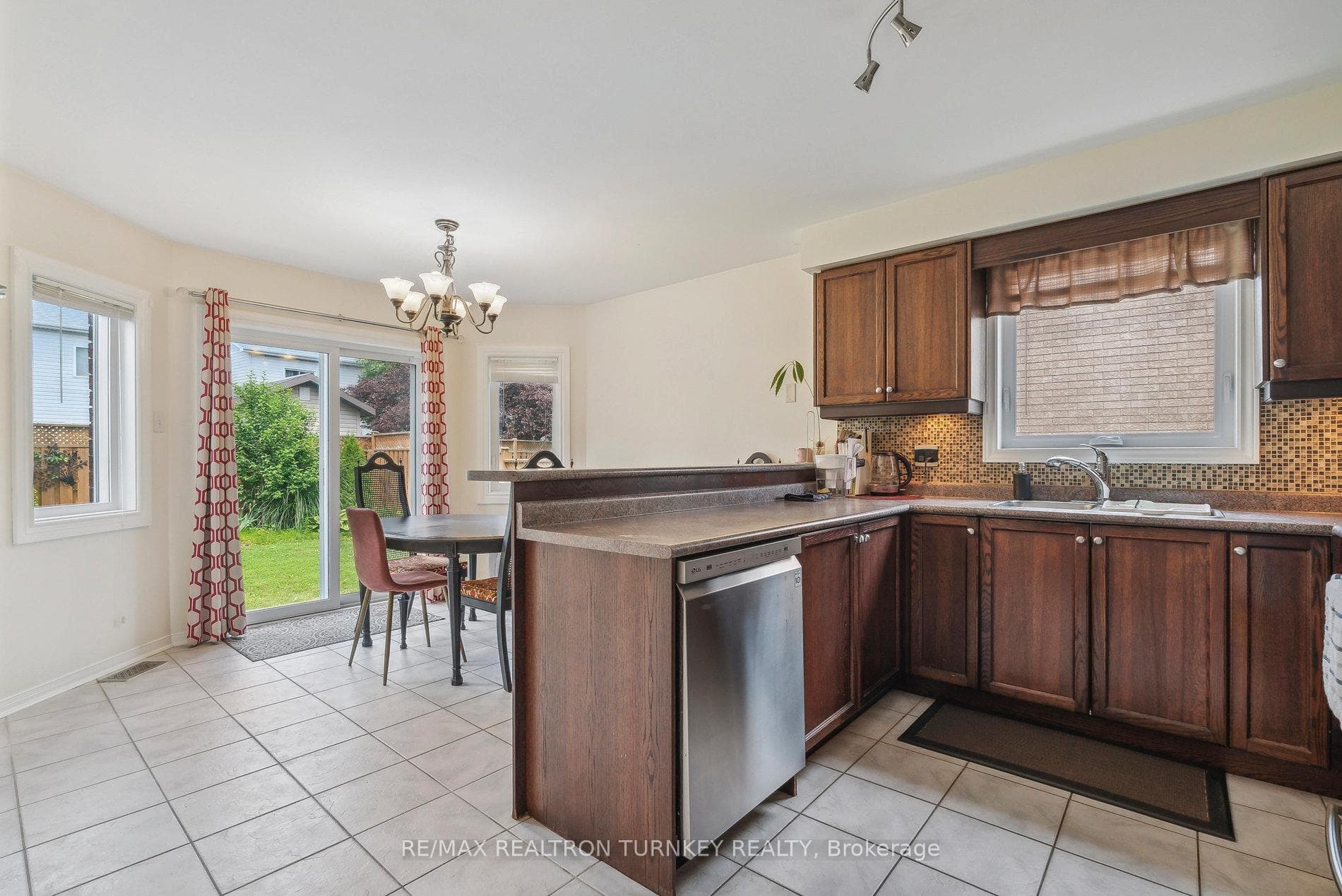 Kitchen with Breakfast Bar