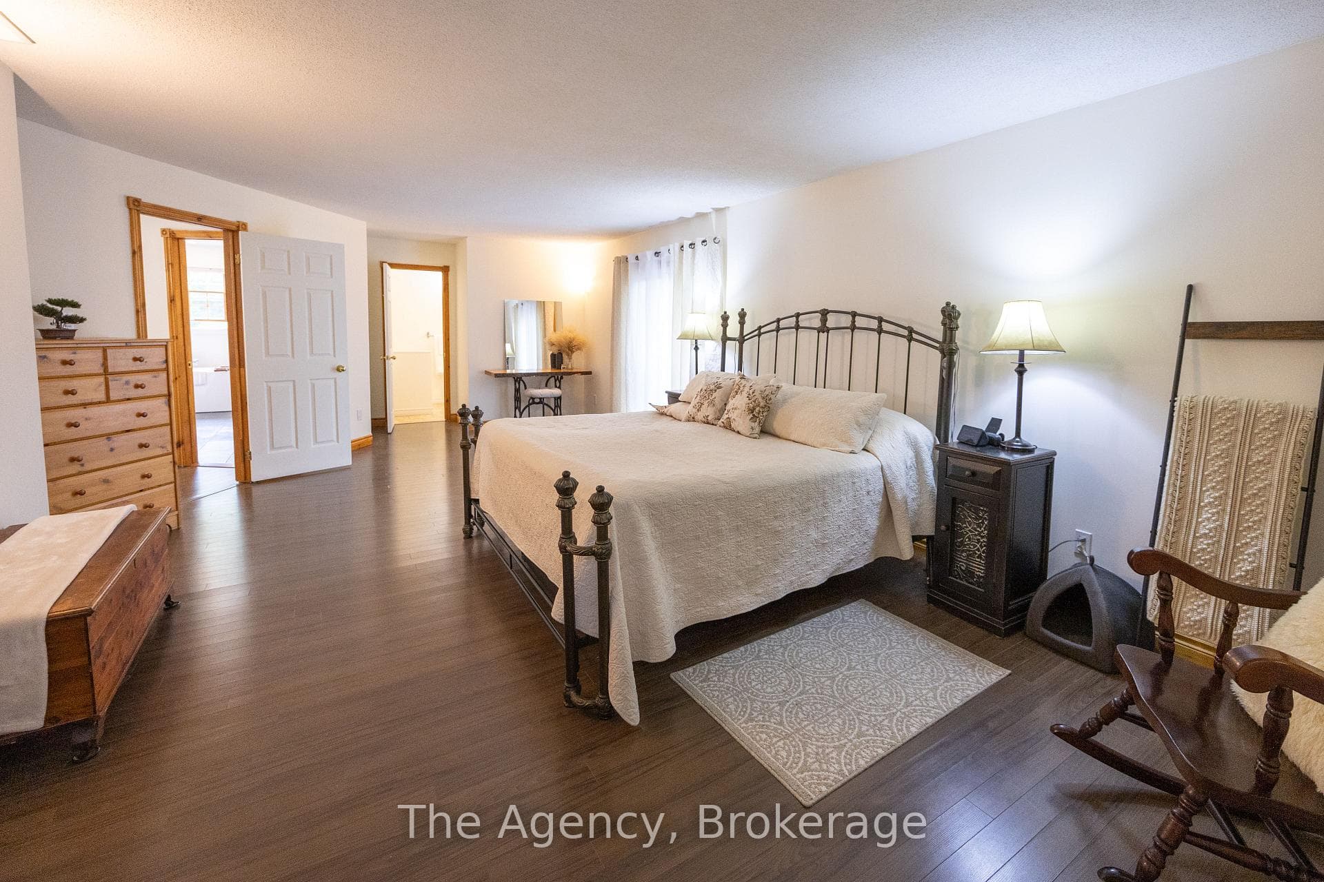 Primary bedroom w/ 3 pce ensuite, walk in closet