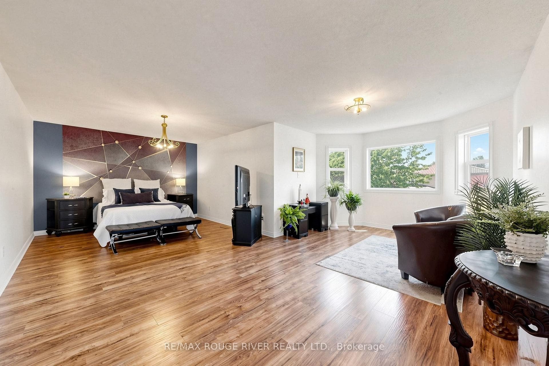 Prim bedroom with sitting area