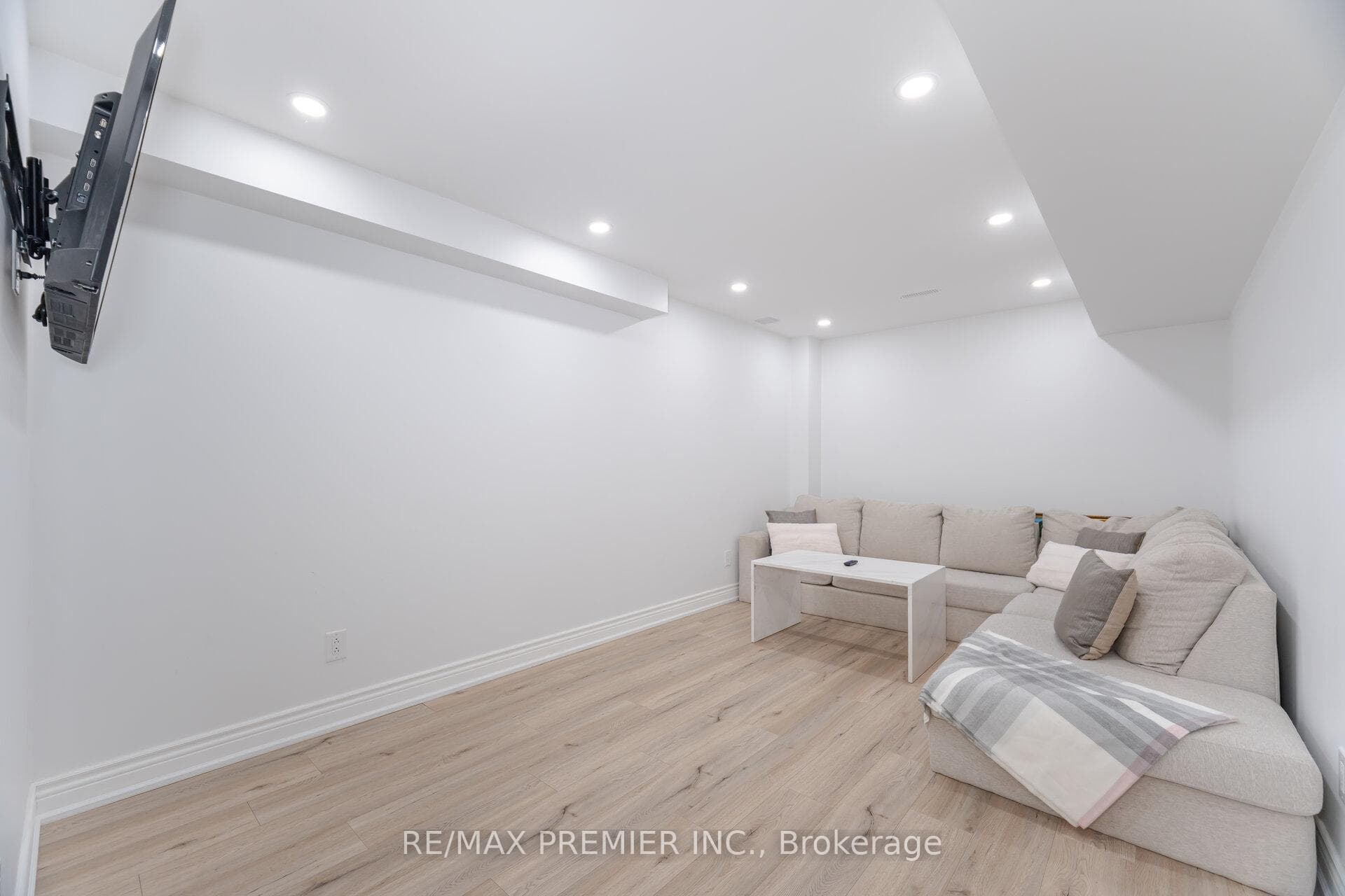 203 Sutherland Avenue photo 35