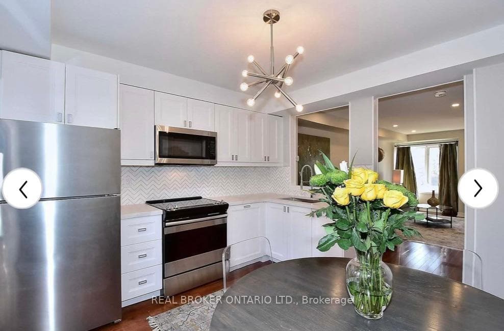 9472 Sheppard Avenue photo 2