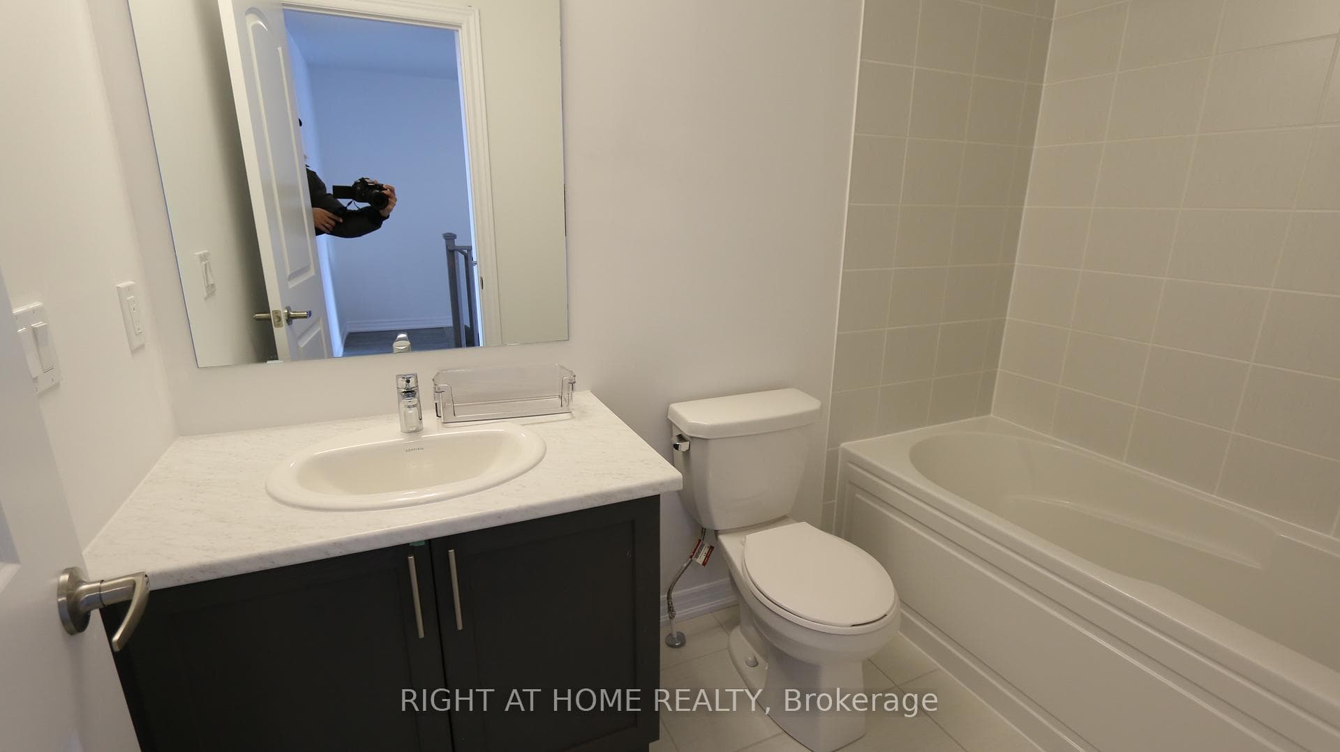 Full Bathroom 2
