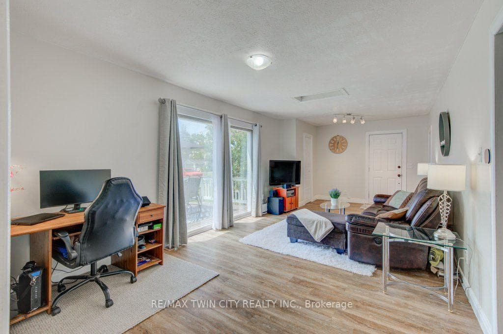 461 Selkirk Street photo 31