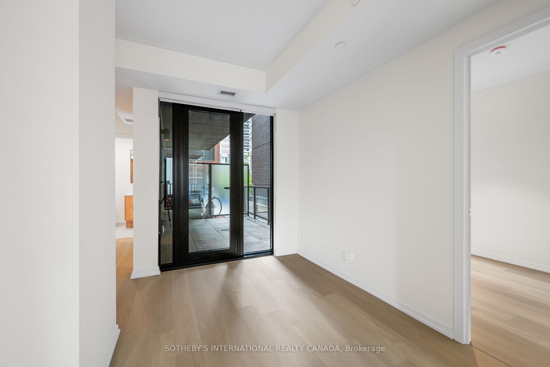 109 Erskine Avenue Unit 602 photo 10