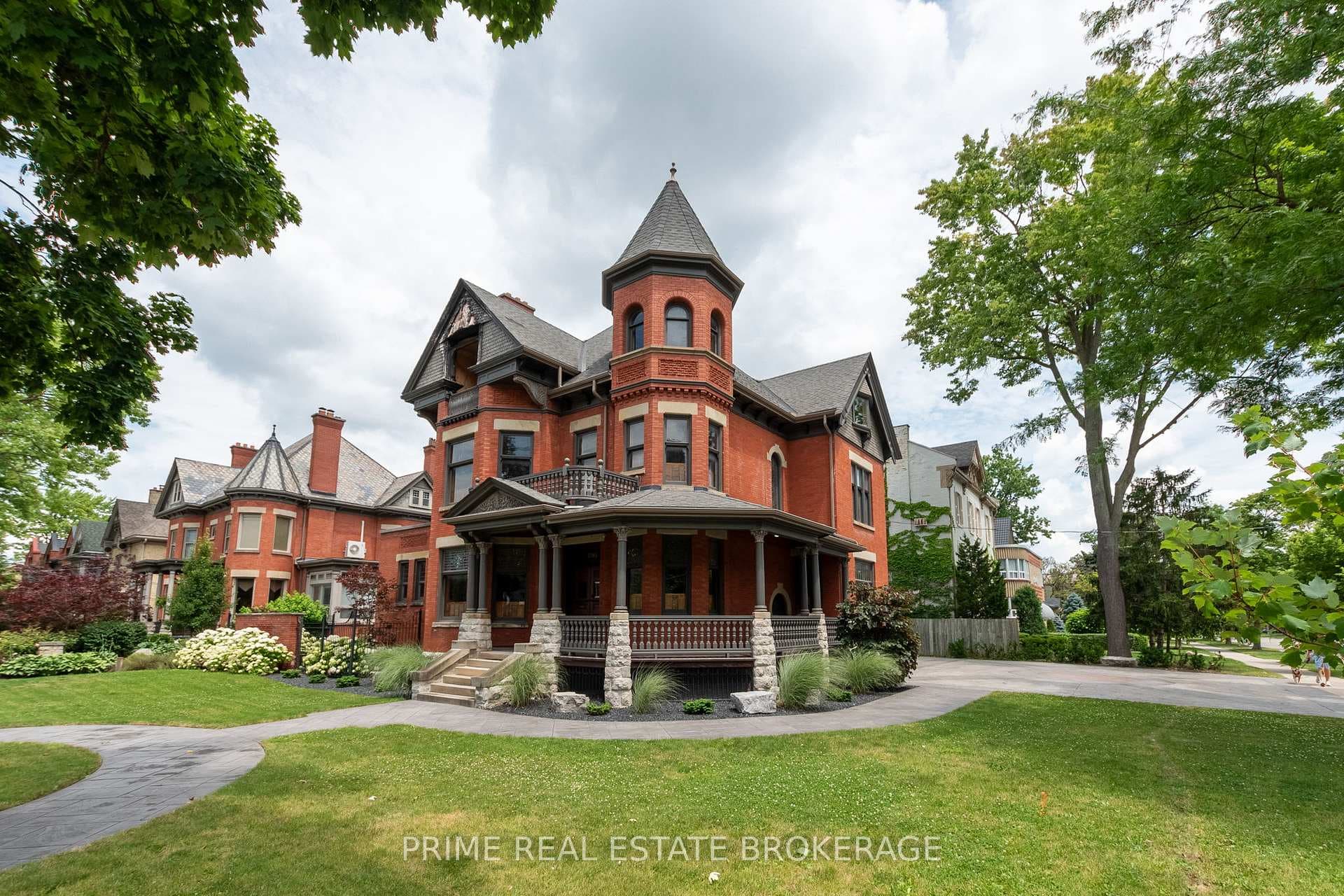 496 Waterloo Street photo 1