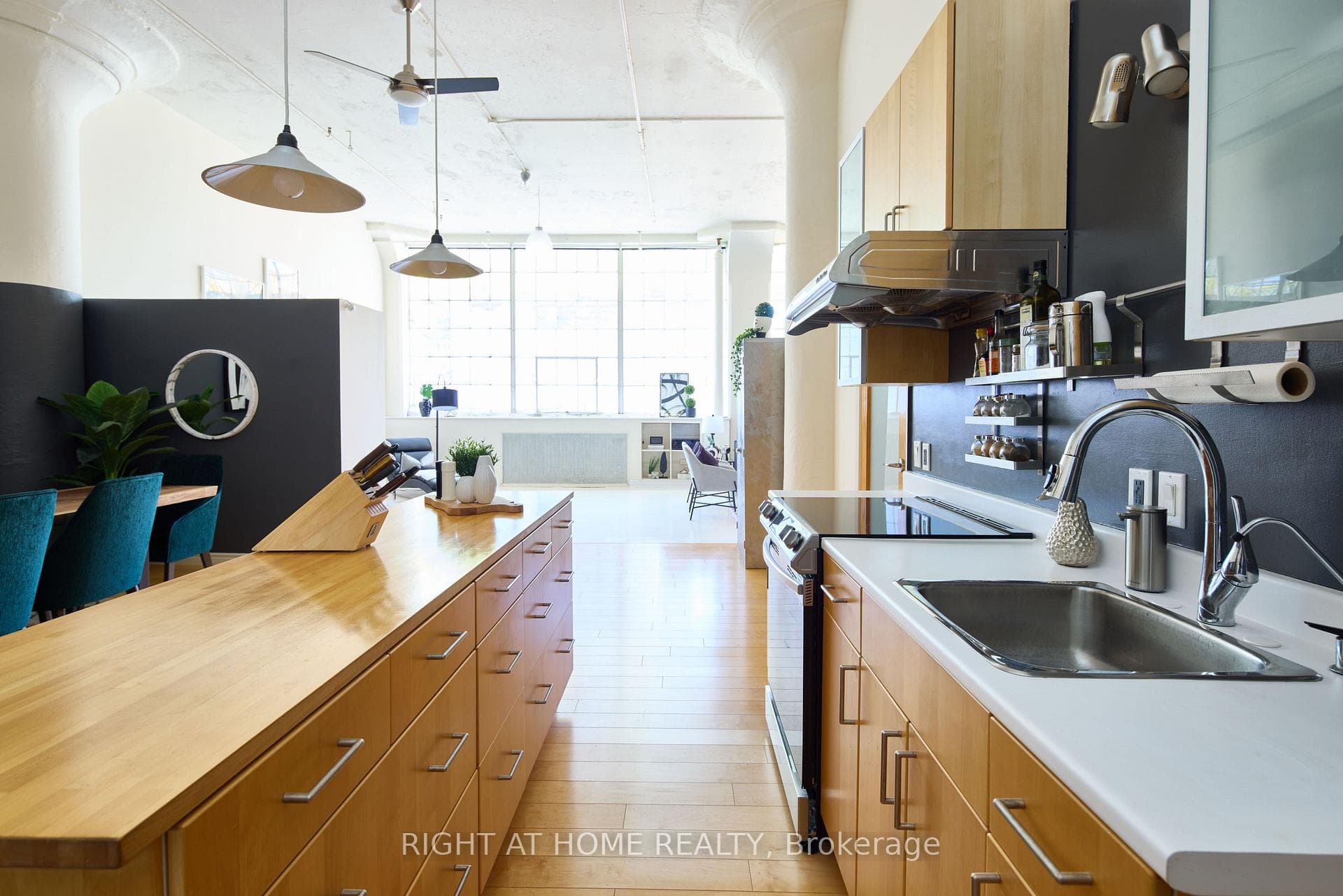 245 Carlaw Avenue Unit 206 photo 8