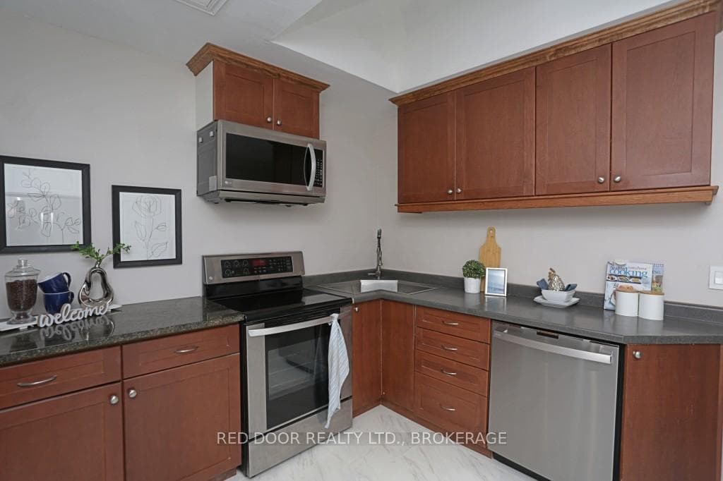 735 Easy Street photo 17