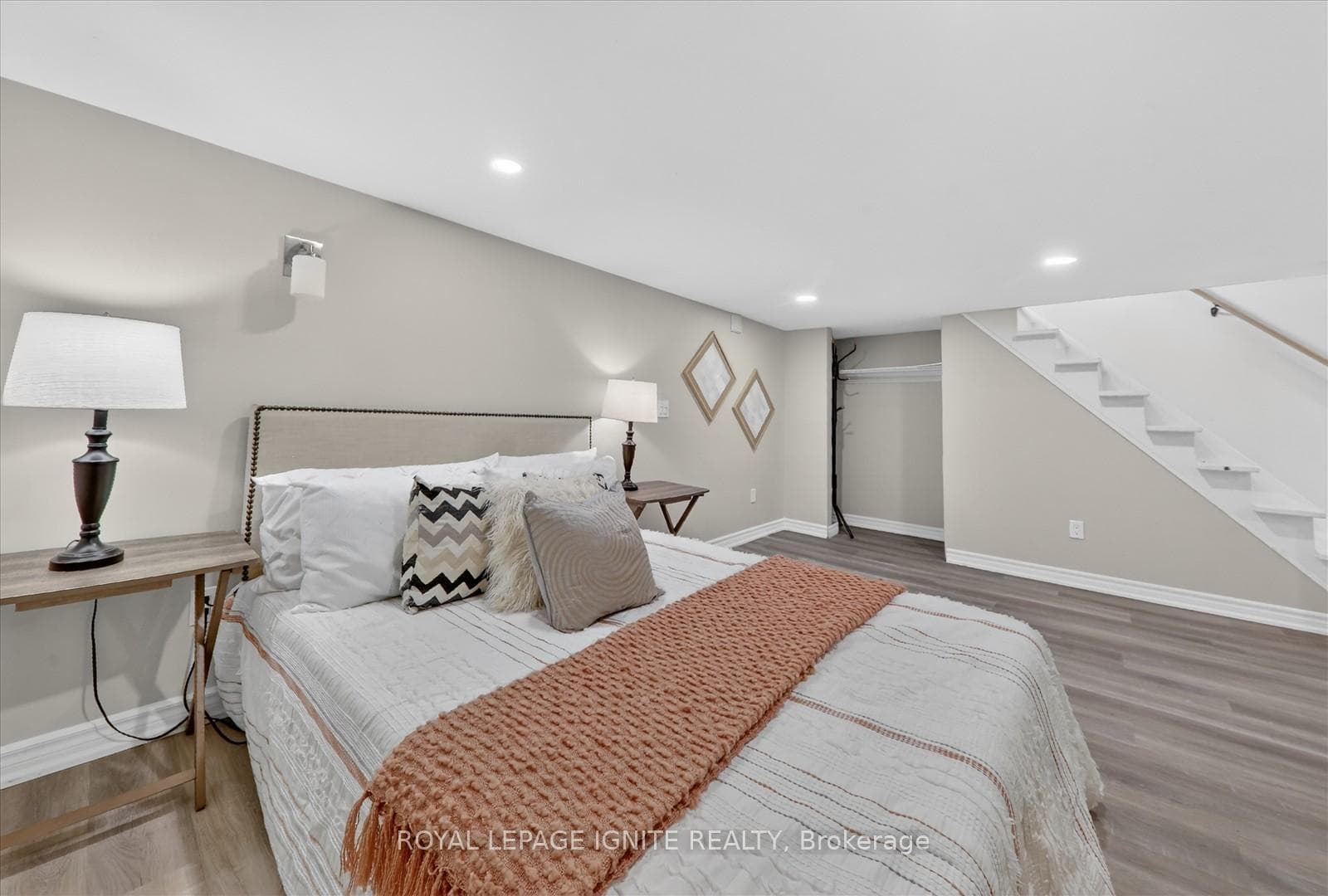390 Jarvis Street photo 27