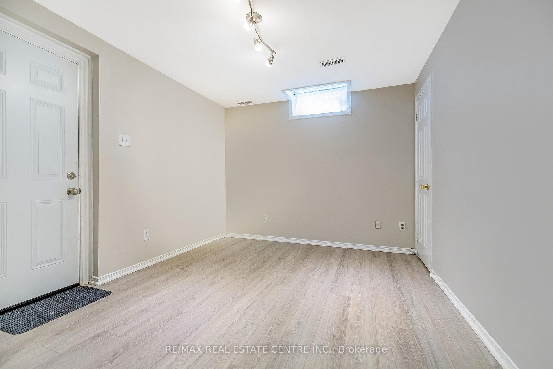 48 Samuel Crescent photo 31