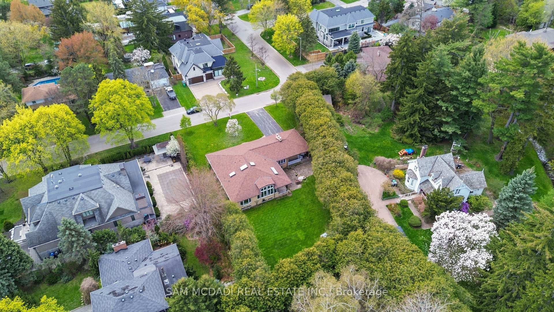 521 Vanessa Crescent photo 37