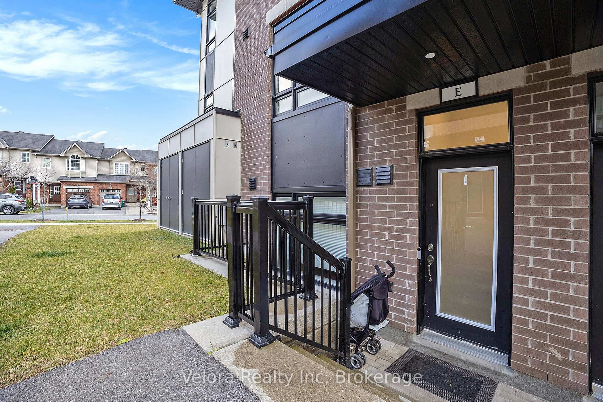 390 Rolling Meadow Crescent Unit E photo 2