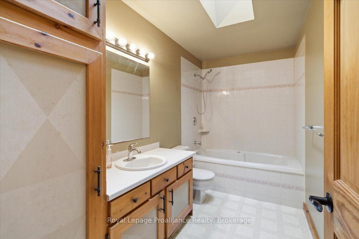 1005 Victoria Road photo 15
