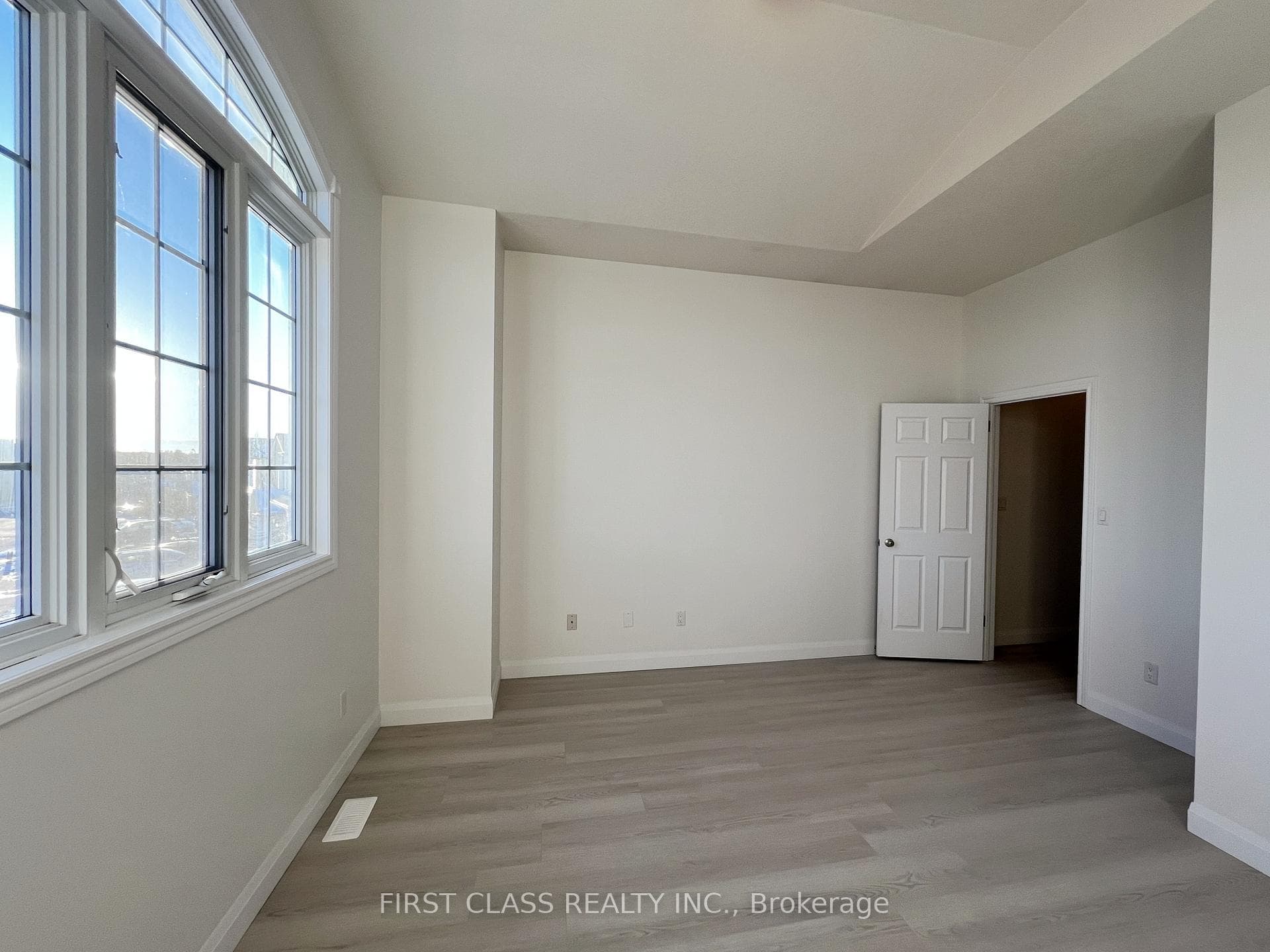 382 TEALBY Crescent photo 7