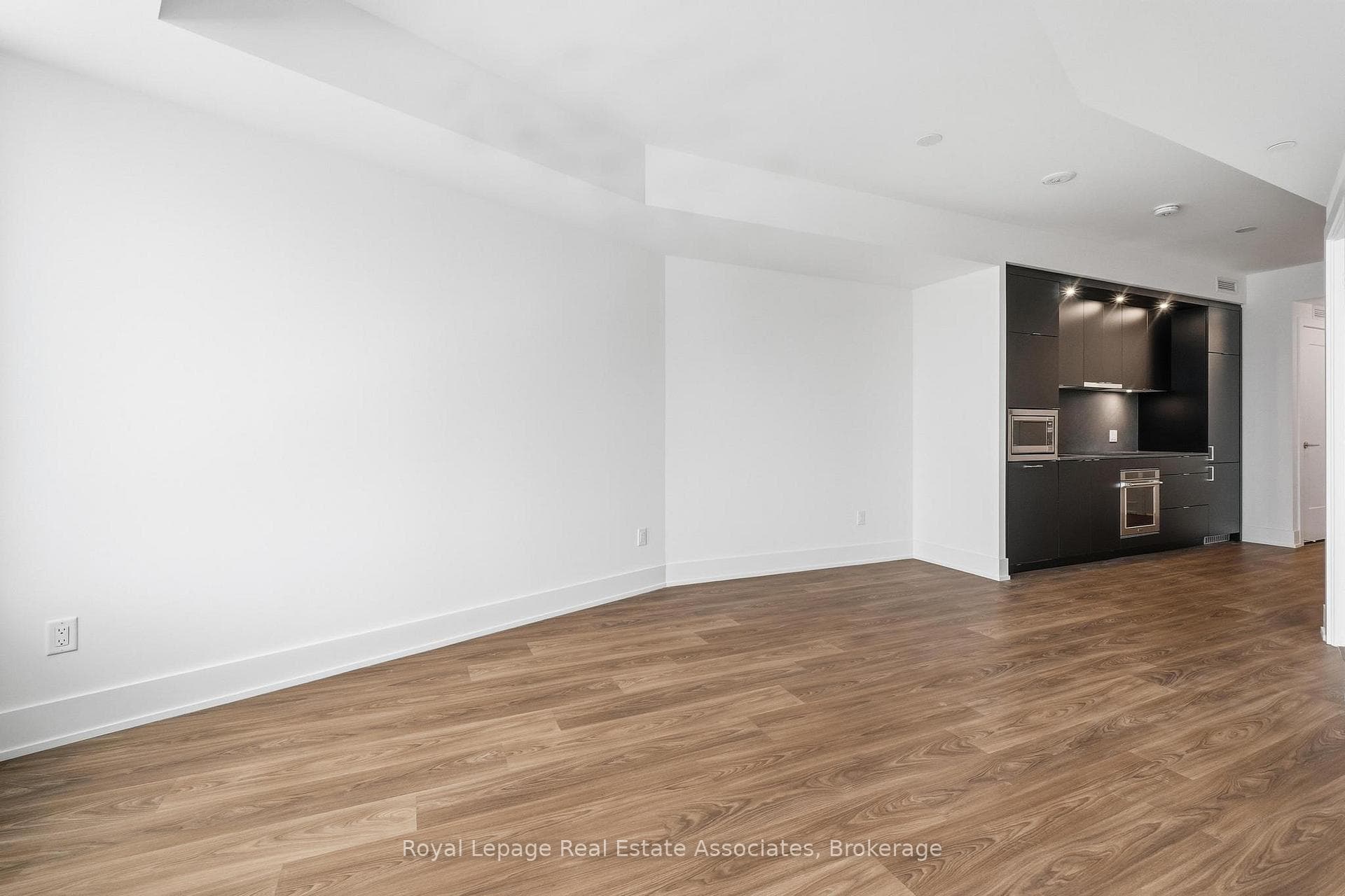 259 The Kingsway N/A Unit 630 photo 8