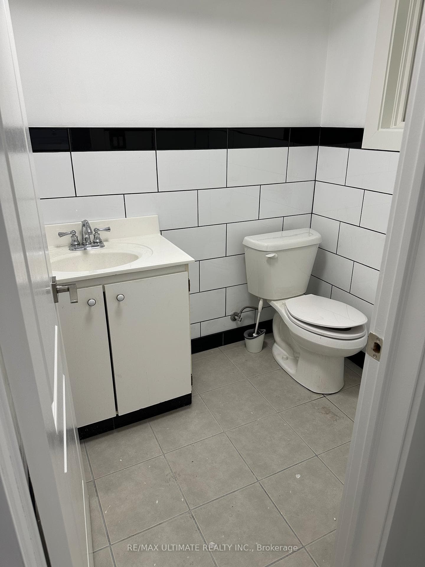 1669 Dundas Street photo 7