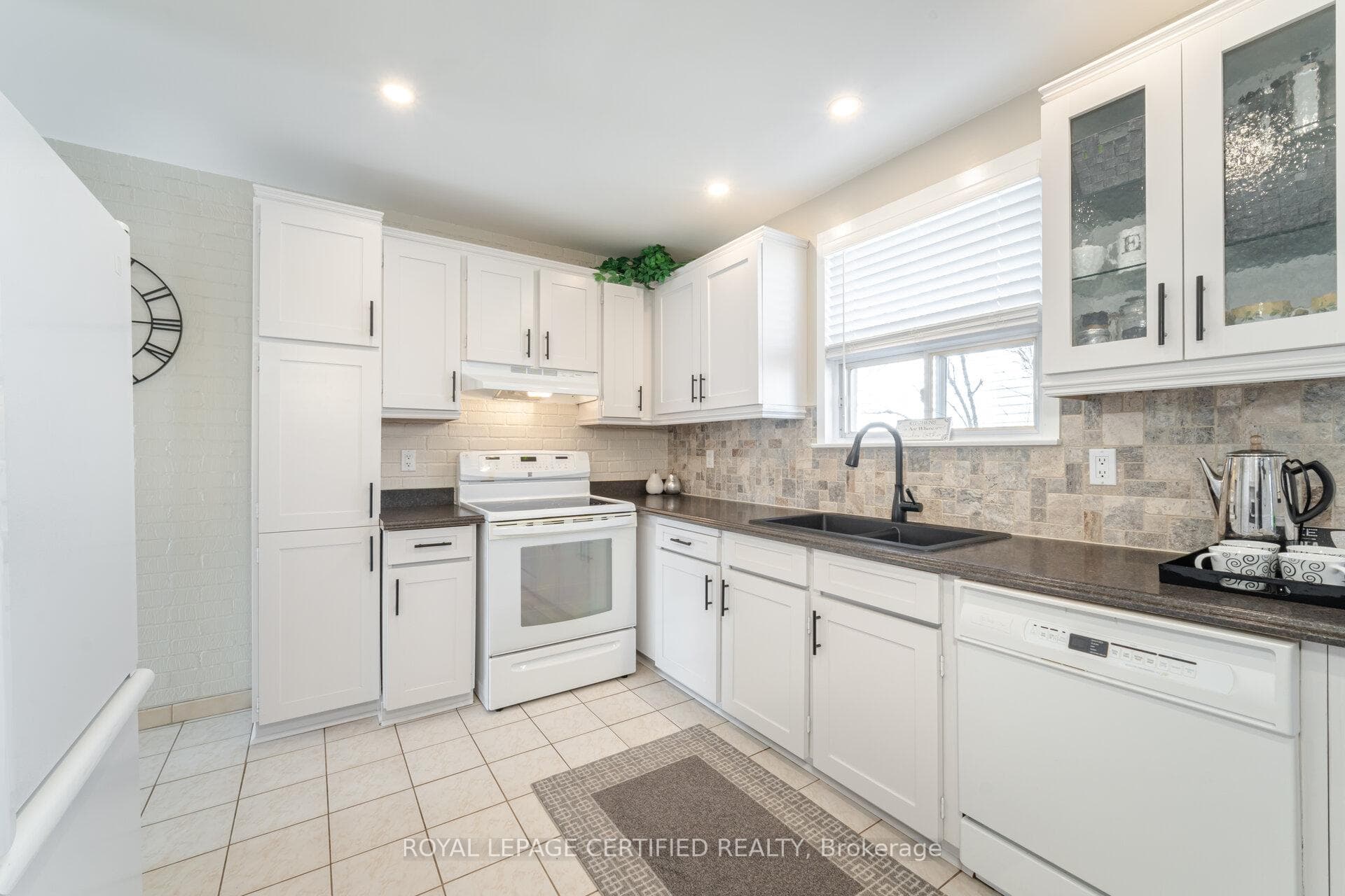 12 Grovetree Place photo 13