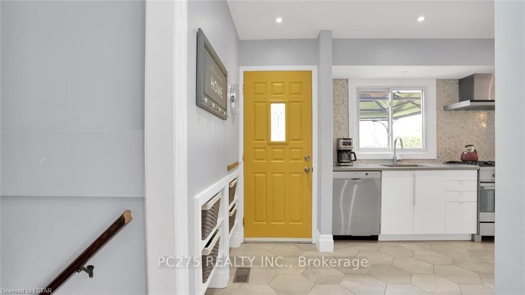 74 LARKSPUR Crescent photo 16