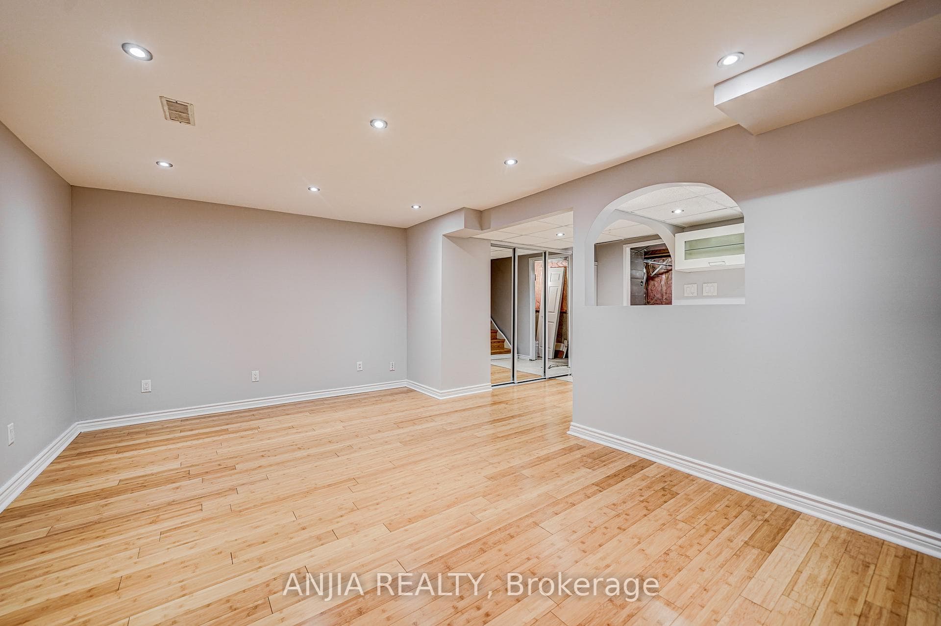 146 Billingsley Crescent photo 35