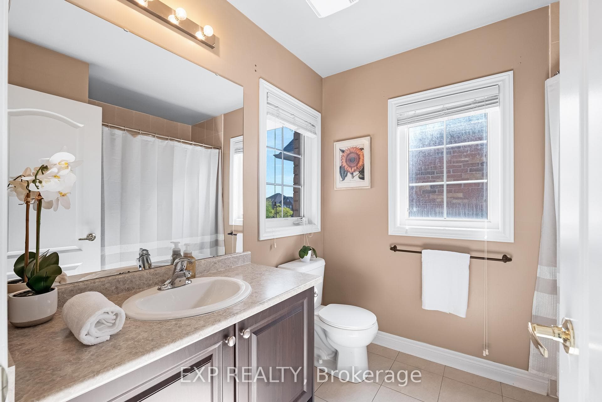 102 Juglans Crescent photo 27