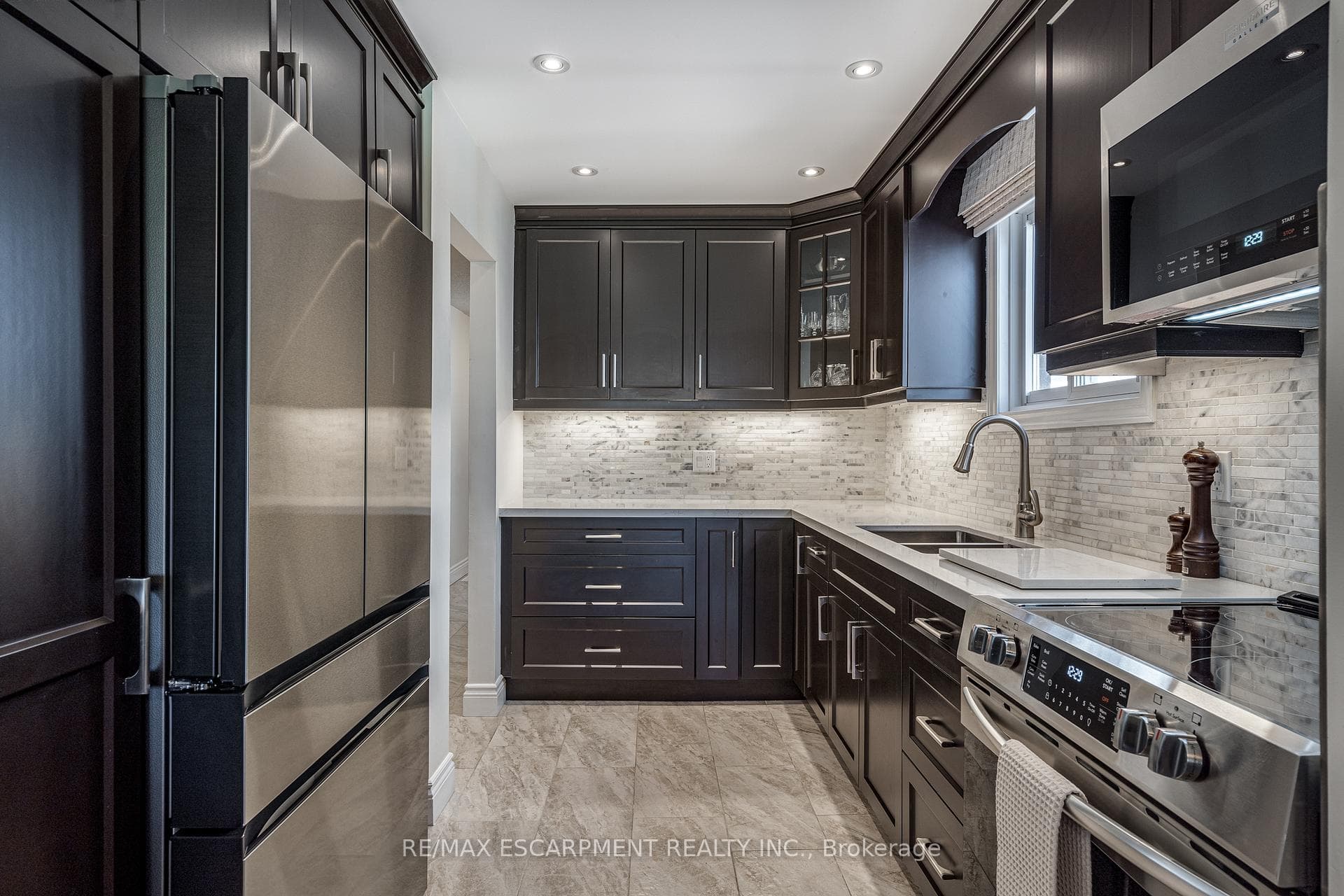 211 Macaulay Street photo 10