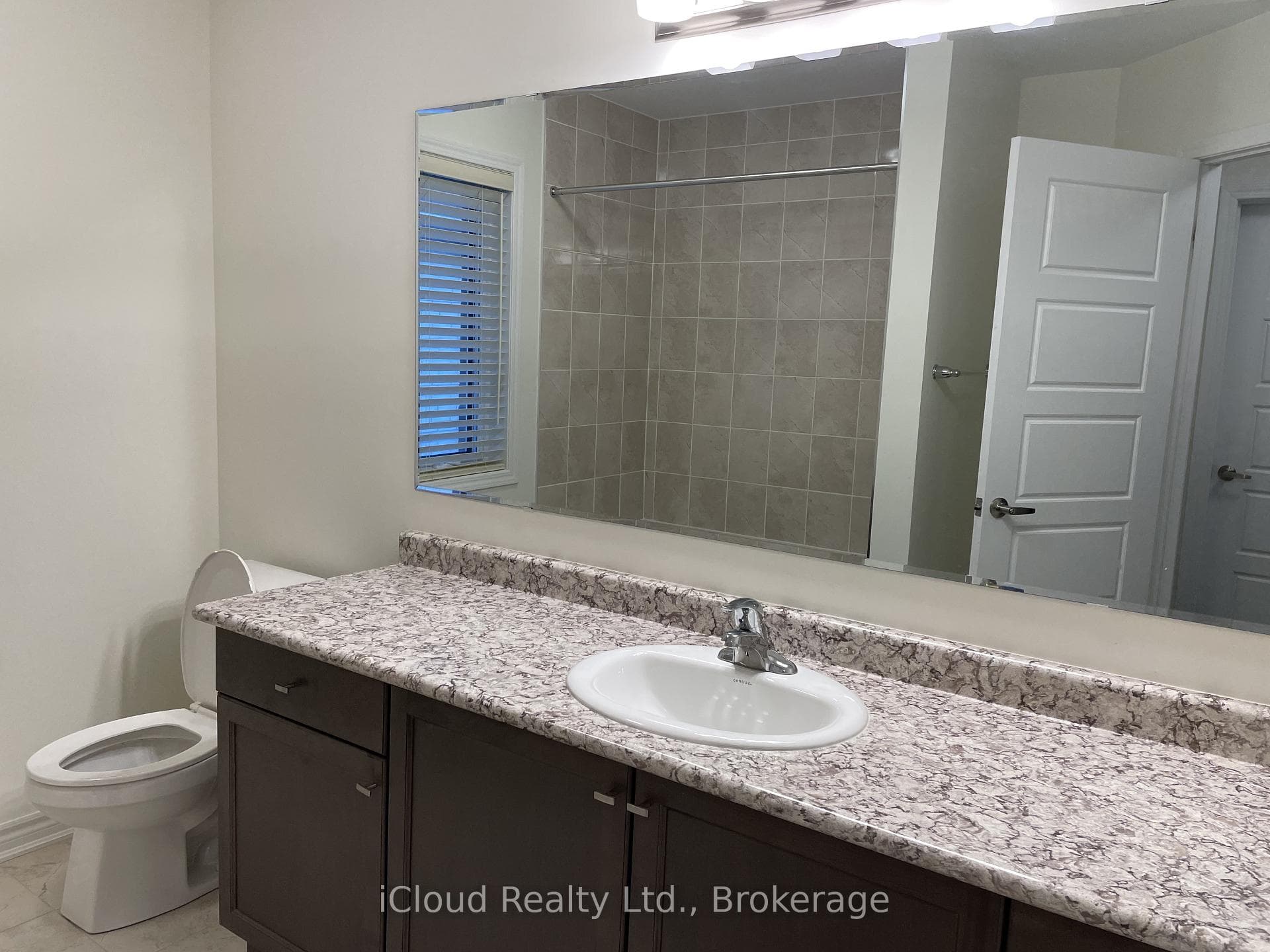 1360 Sycamore Gardens photo 31