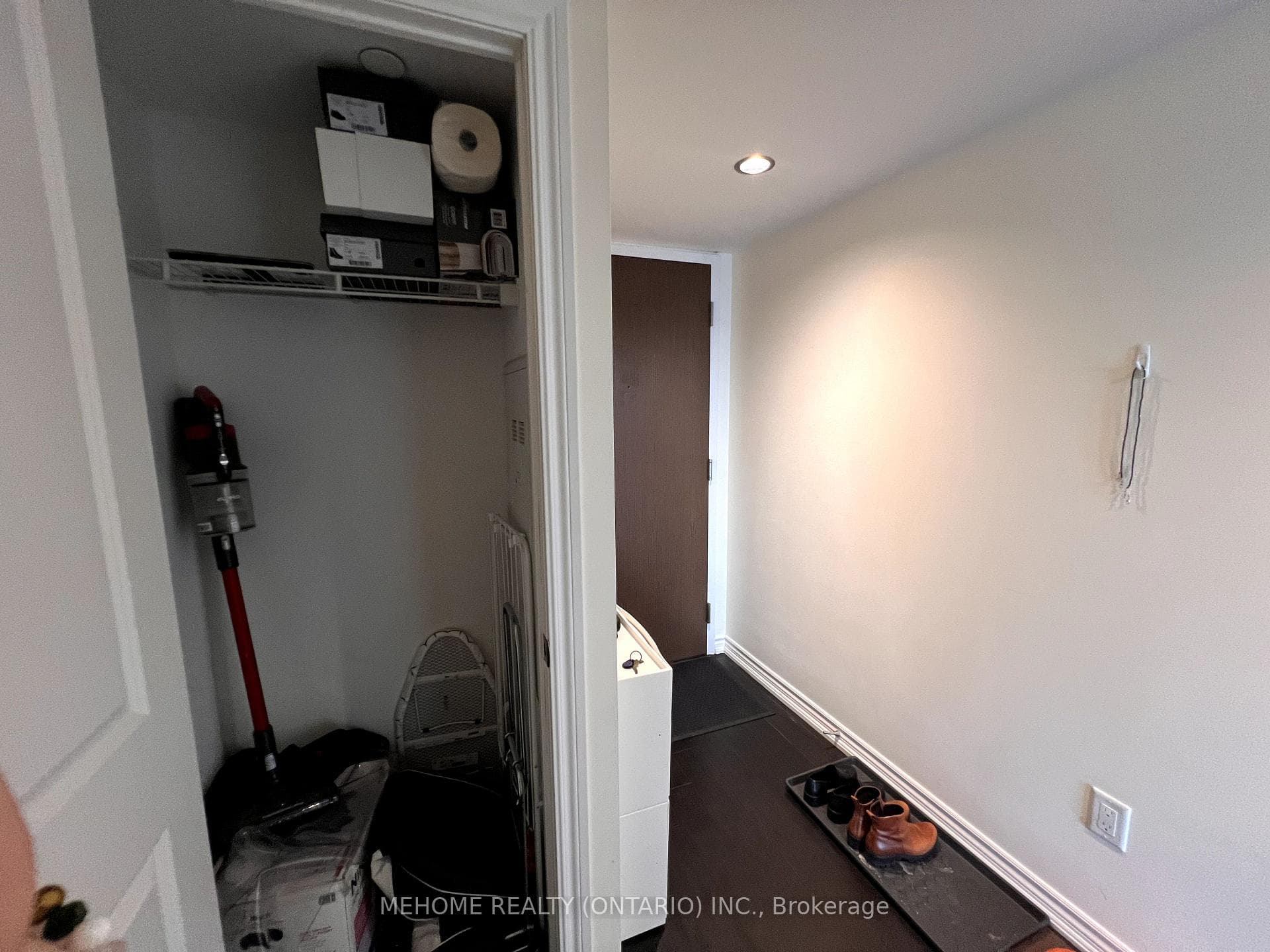 386 Yonge Street Unit 2506 photo 2