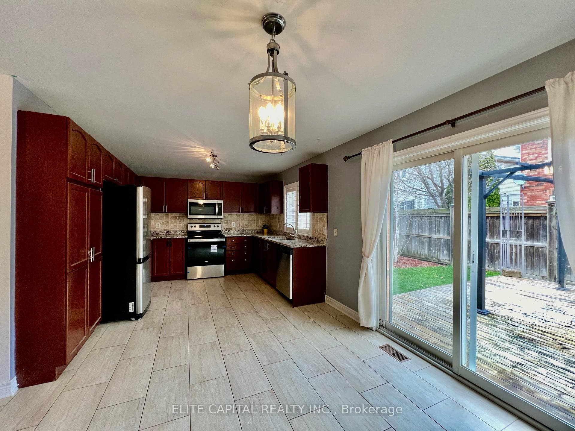 381 Wright Crescent photo 6