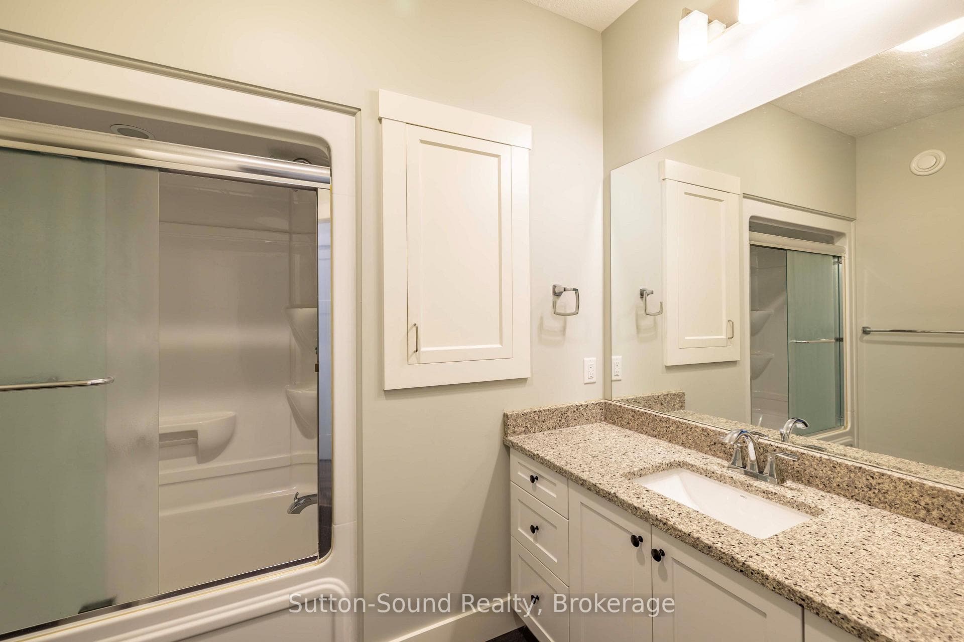 Main Floor 4 Pc Bath