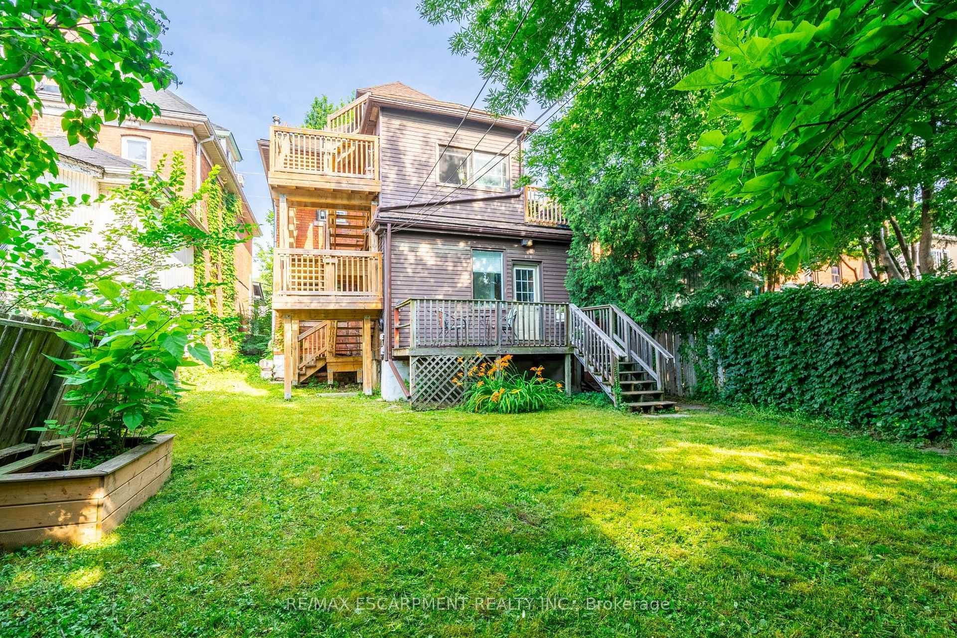 225 Queen Street photo 2