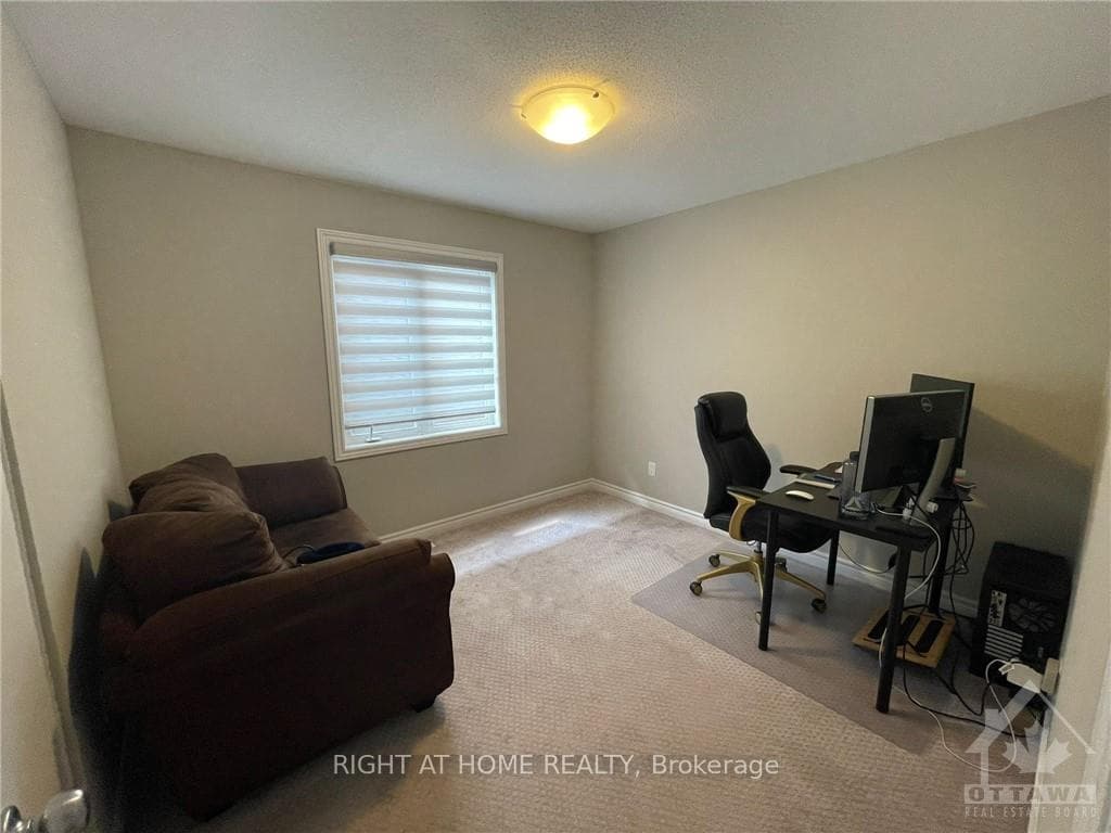 232 SADDLEBACK Crescent photo 17