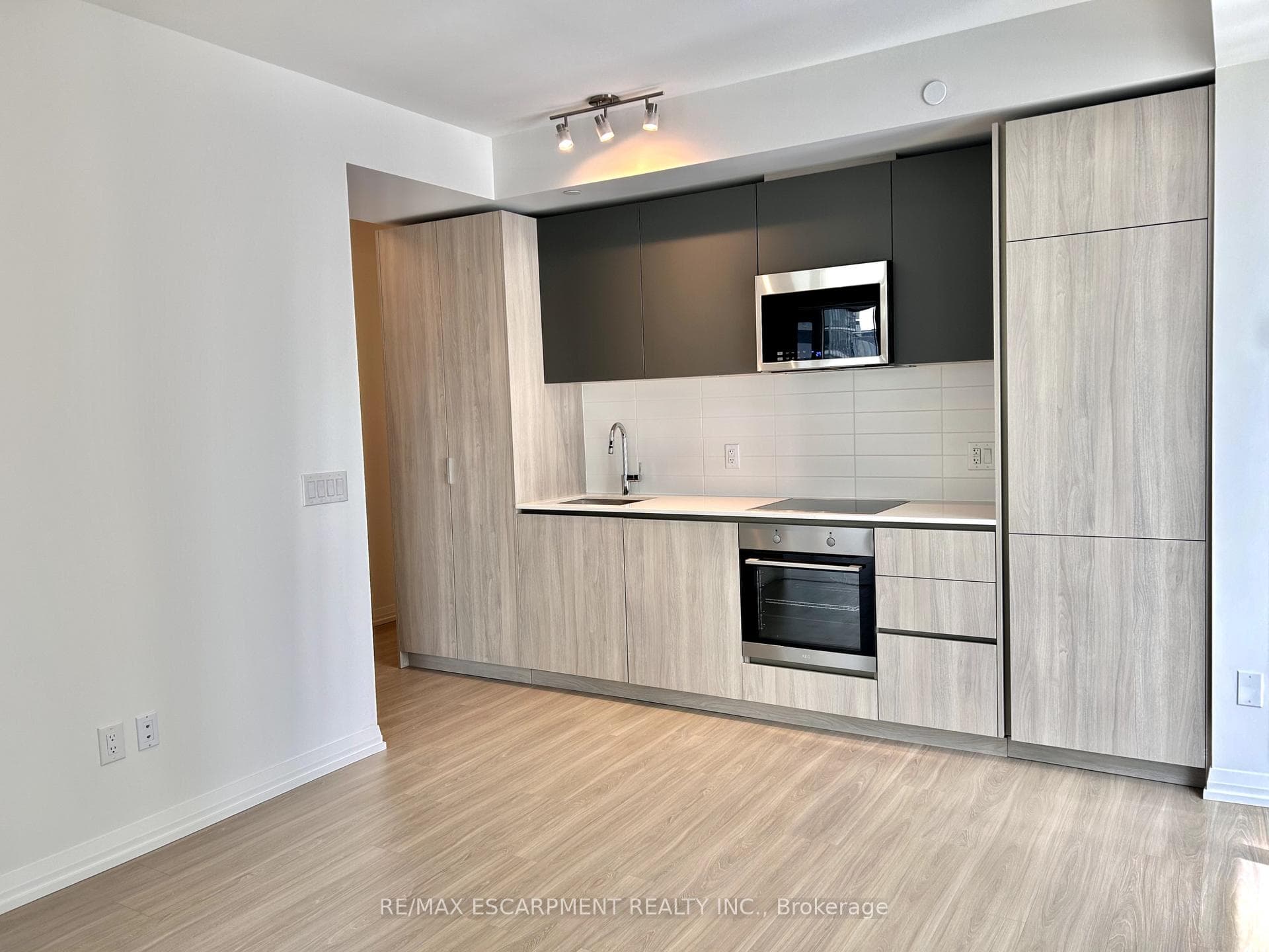 8 Widmer Street Unit 2805 photo 2