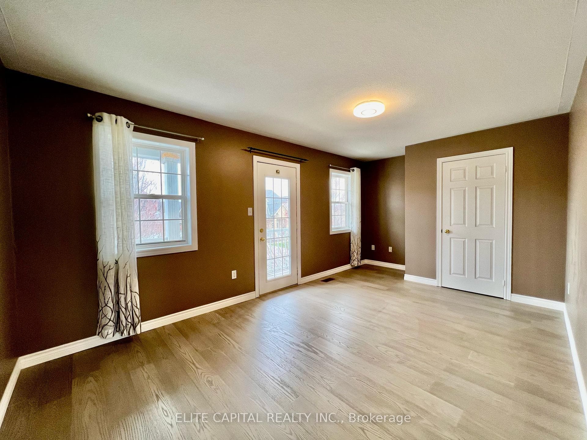 381 Wright Crescent photo 17