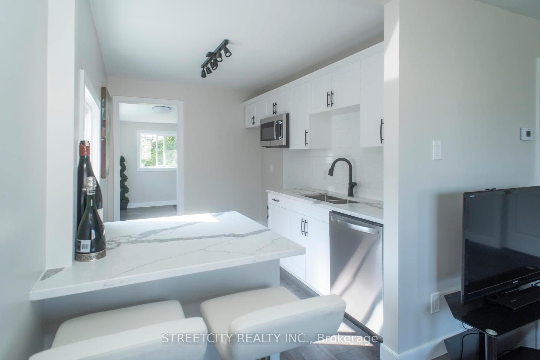 228 Christina Street photo 16