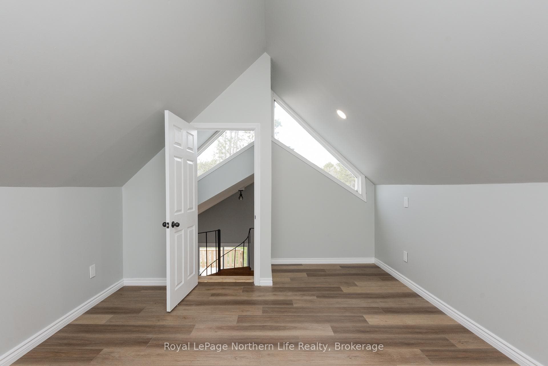 781 Brydges Street photo 35