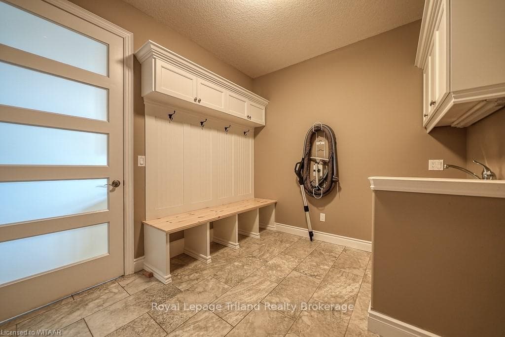 487 ALAN Crescent photo 19