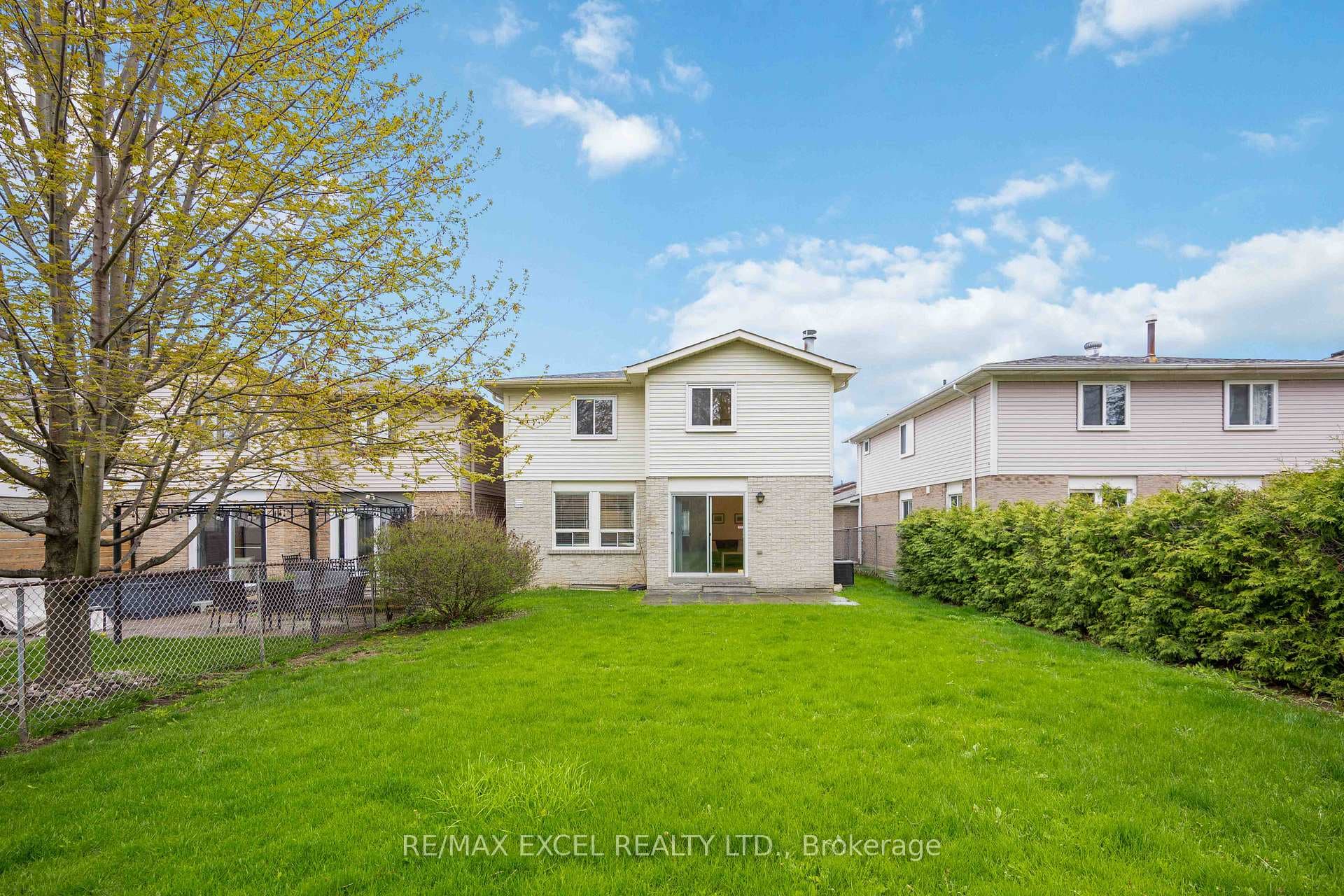 8 Holm Crescent photo 35