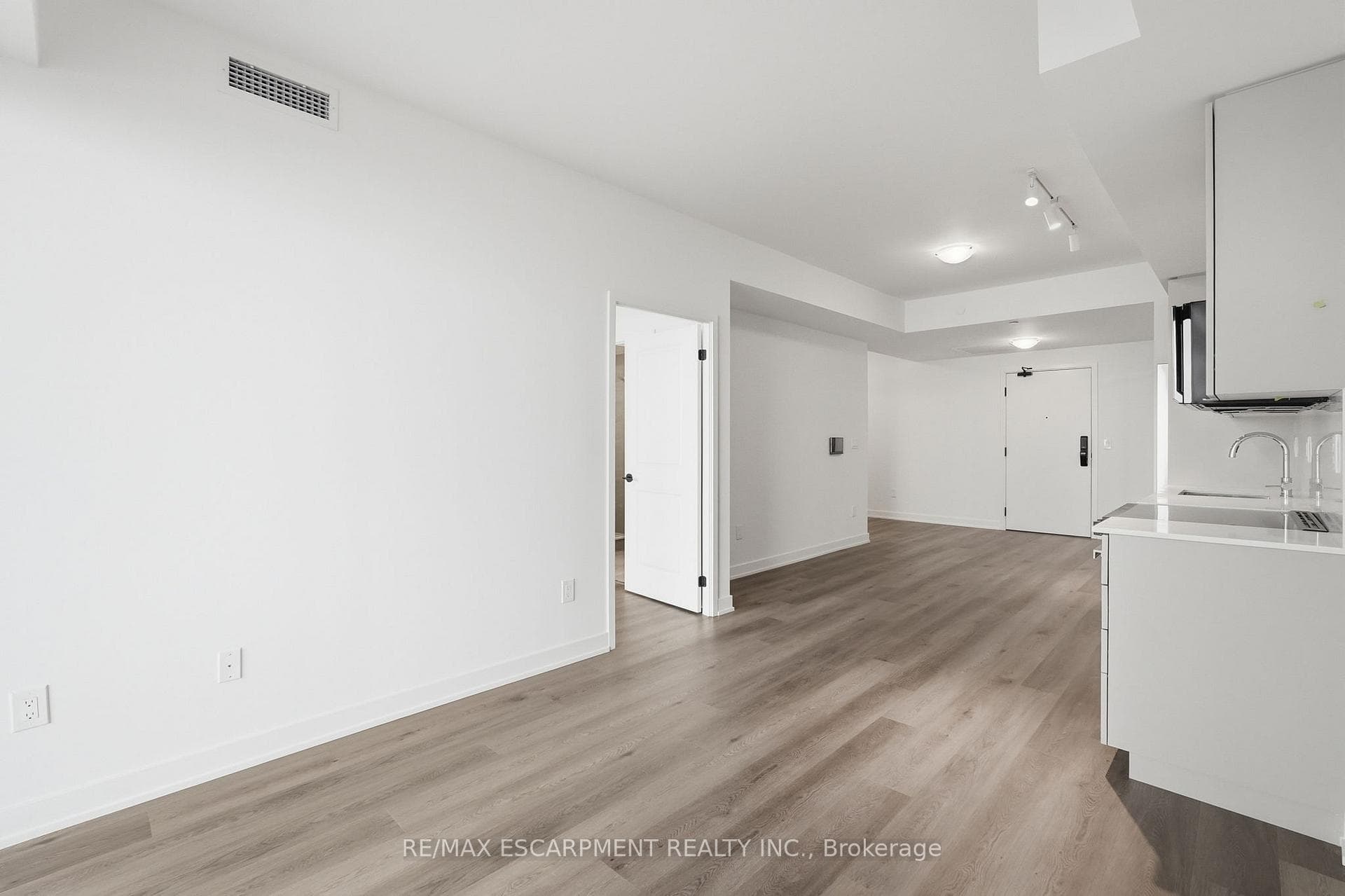 2075 Lakeshore Road Unit 606 photo 12