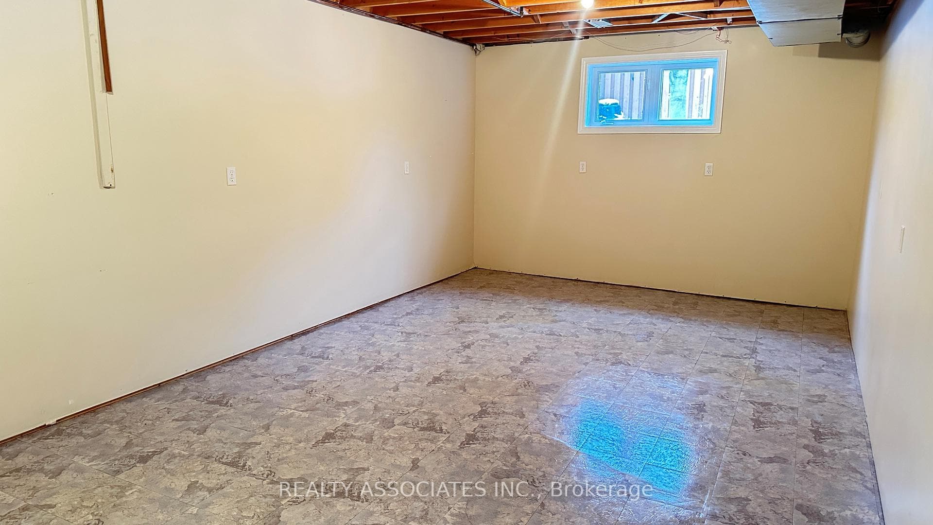 1076 Broughton Lane photo 10