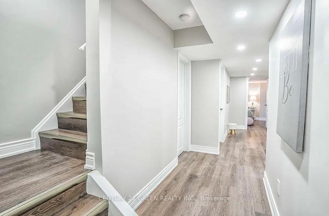 9 Andriana Crescent Unit LOWER photo 4