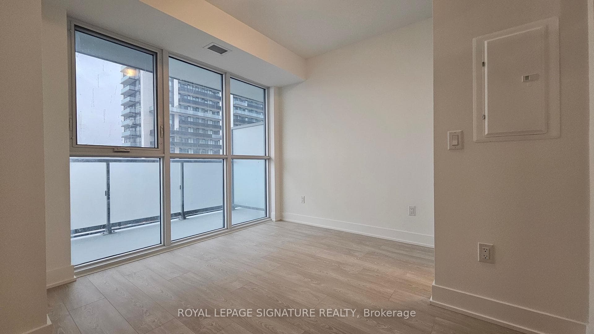 2545 Simcoe Street Unit 811 photo 4