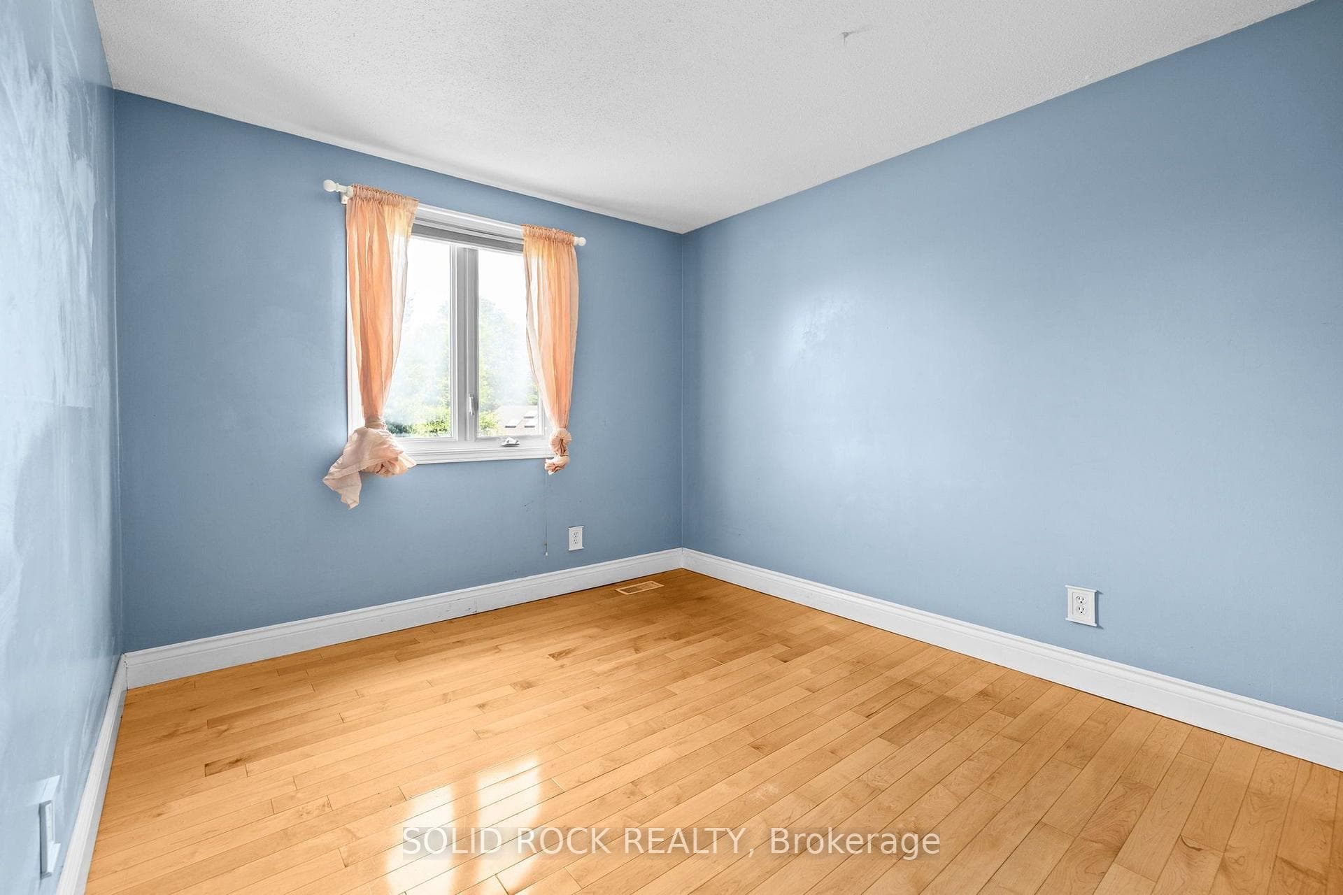 1631 Charbonneau Street photo 25