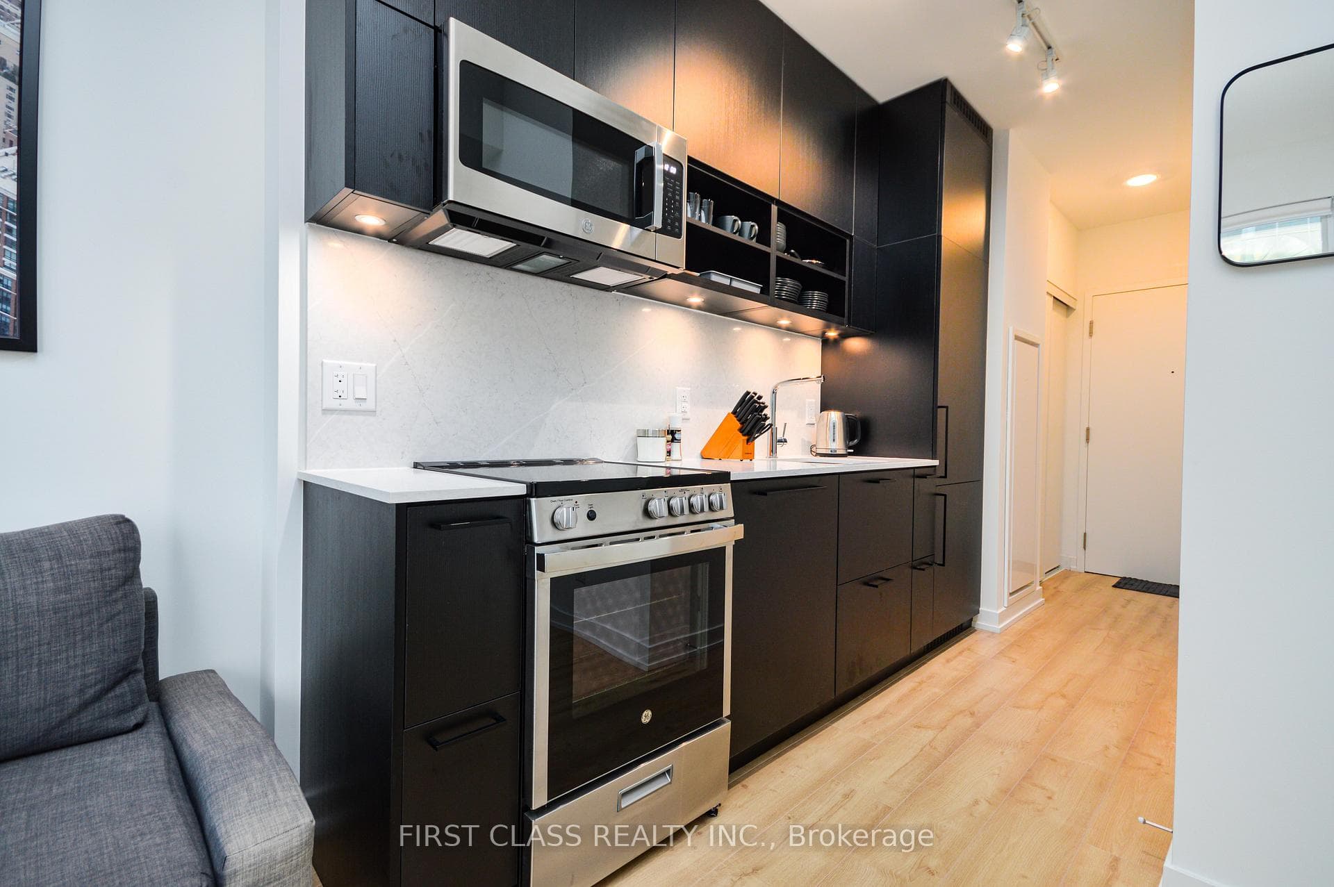135 East Liberty Street photo 12