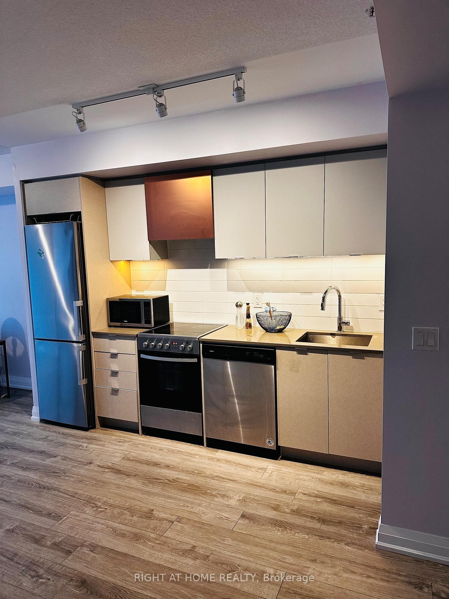 30 GIBBS Road Unit 2506 photo 3