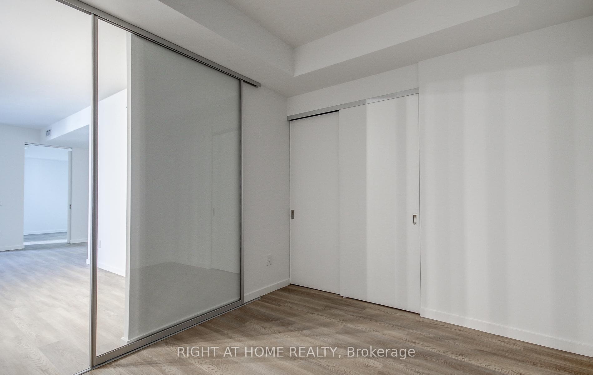 689 The Queensway N/A Unit 304 photo 11
