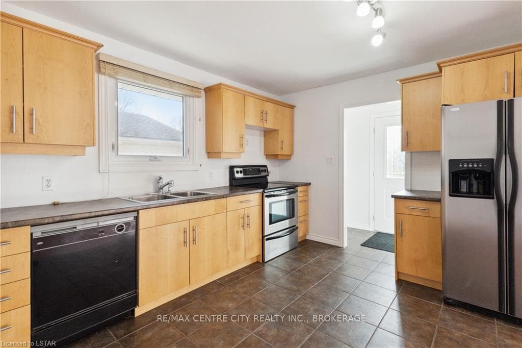 50 STROUD Crescent photo 14