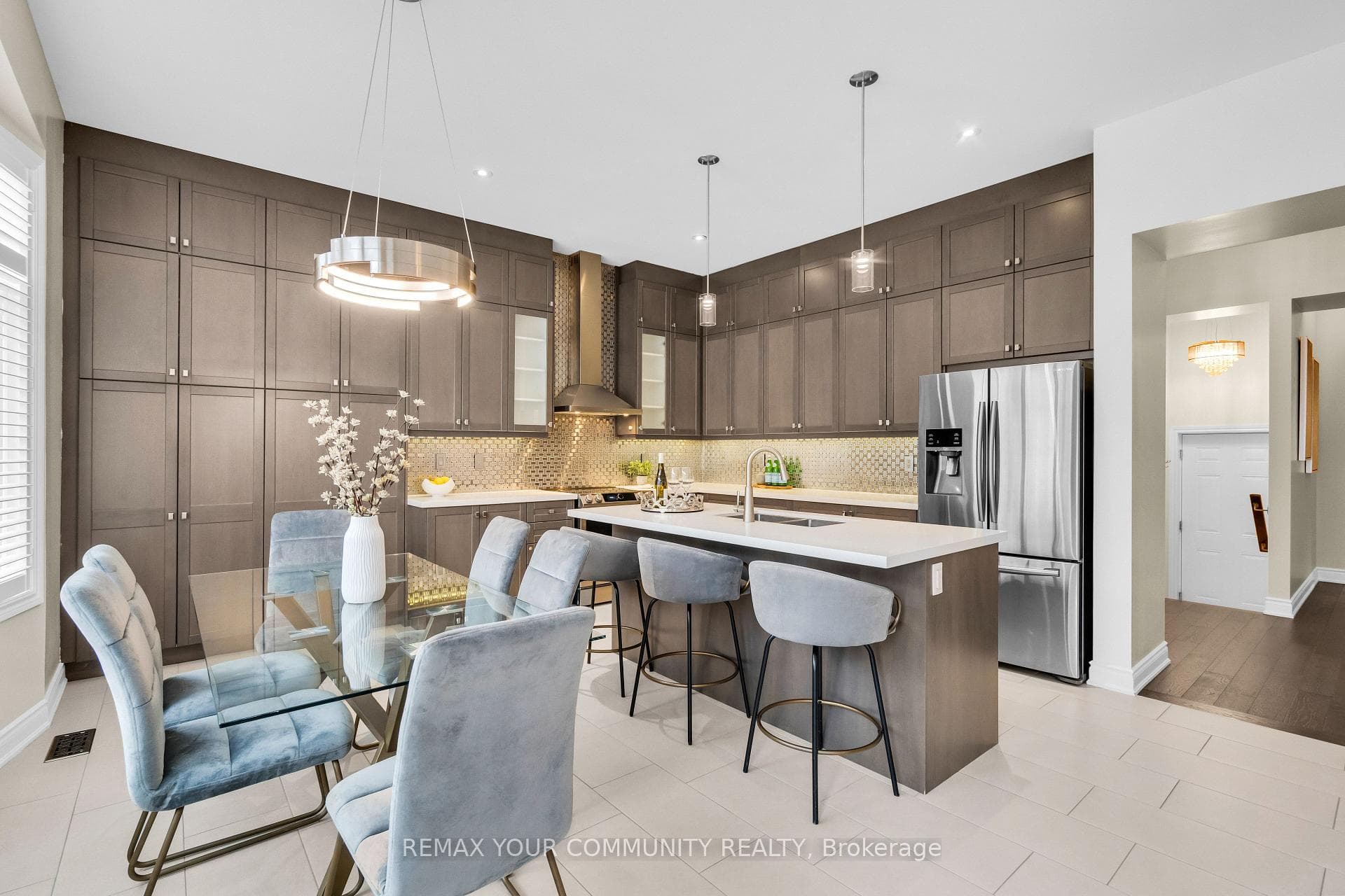 8 King Boulevard photo 2