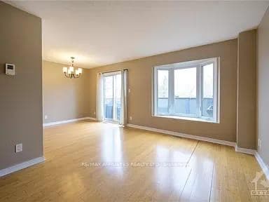 470 VALADE Crescent photo 3